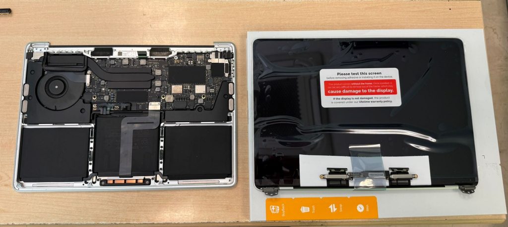 Comparativa entre chasis de MacBook Pro y repuesto de pantalla nueva.