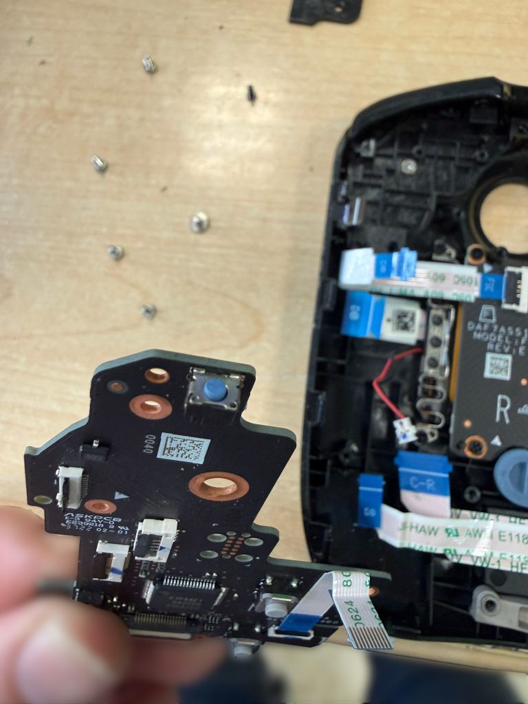 Primer plano del micro-switch táctil azul en la placa secundaria de Steam Deck.