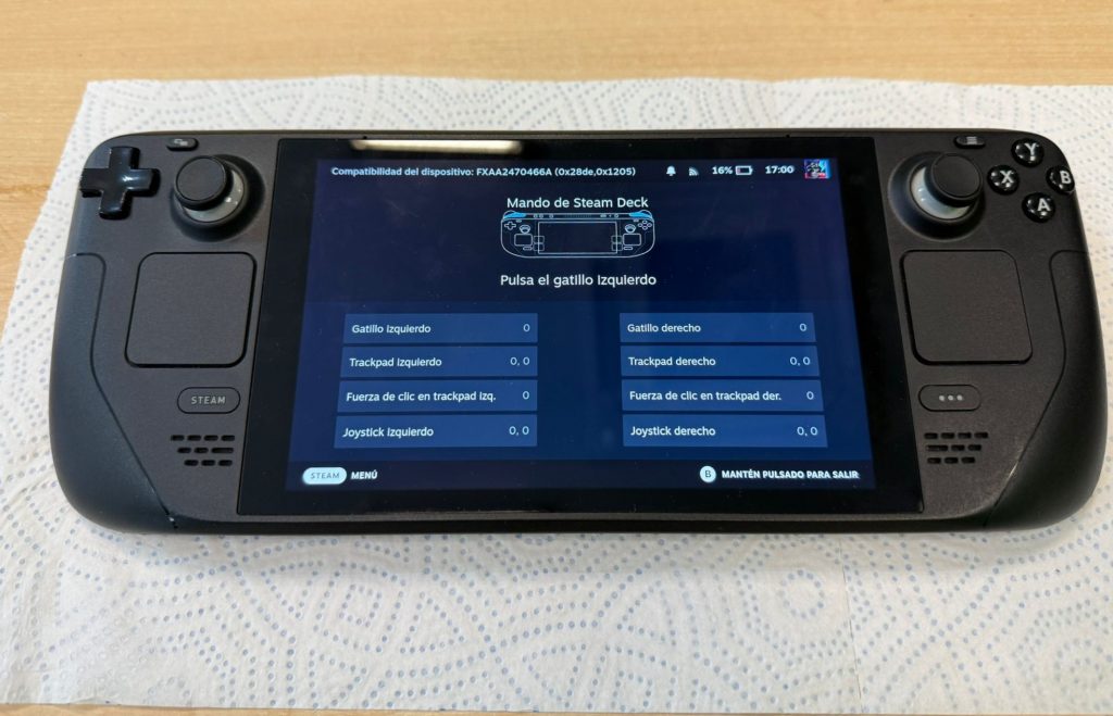 Consola Steam Deck encendida superando el test de botones tras la reparación.