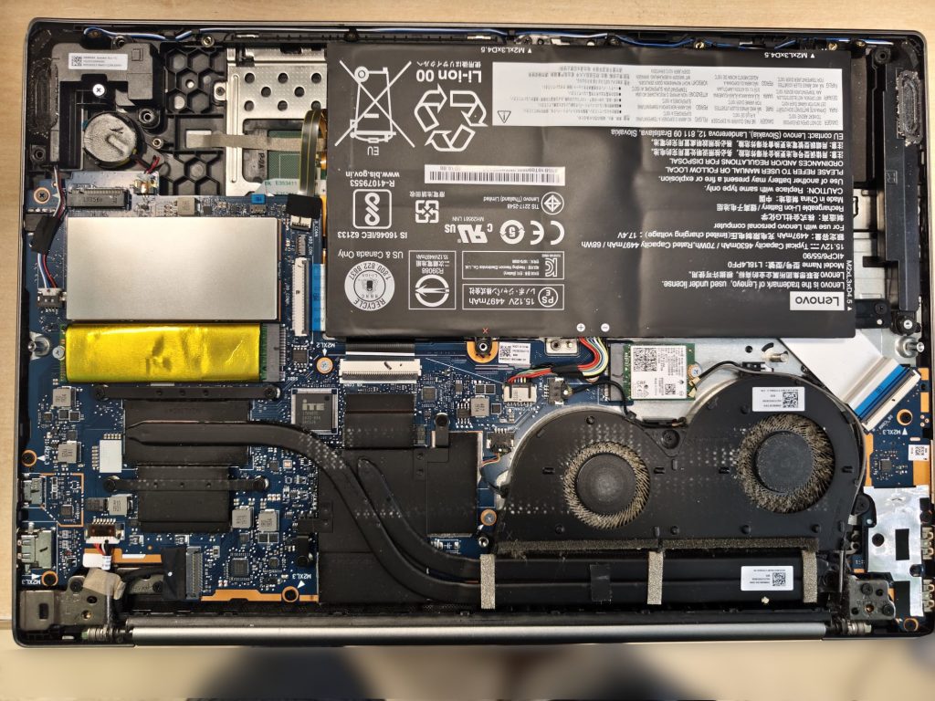 Vista completa de los componentes internos de la laptop Lenovo IdeaPad S540-15IWL GTX abierta.