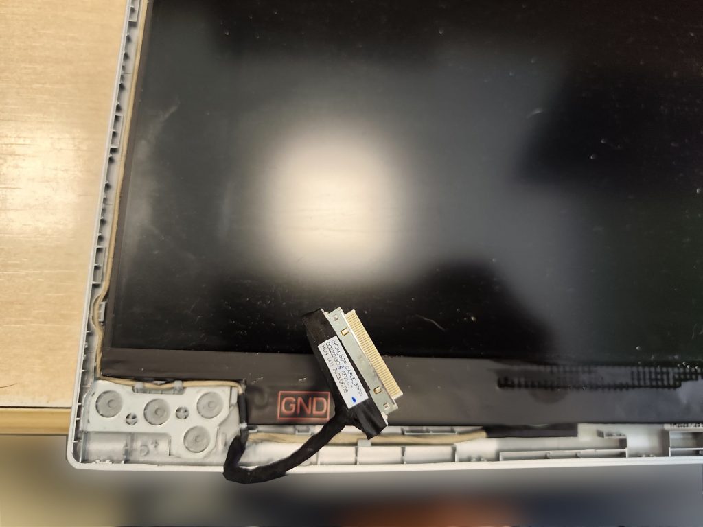 Conector de video eDP de 30 pines y detalle de la zona de bisagra izquierda en Acer Aspire 3.