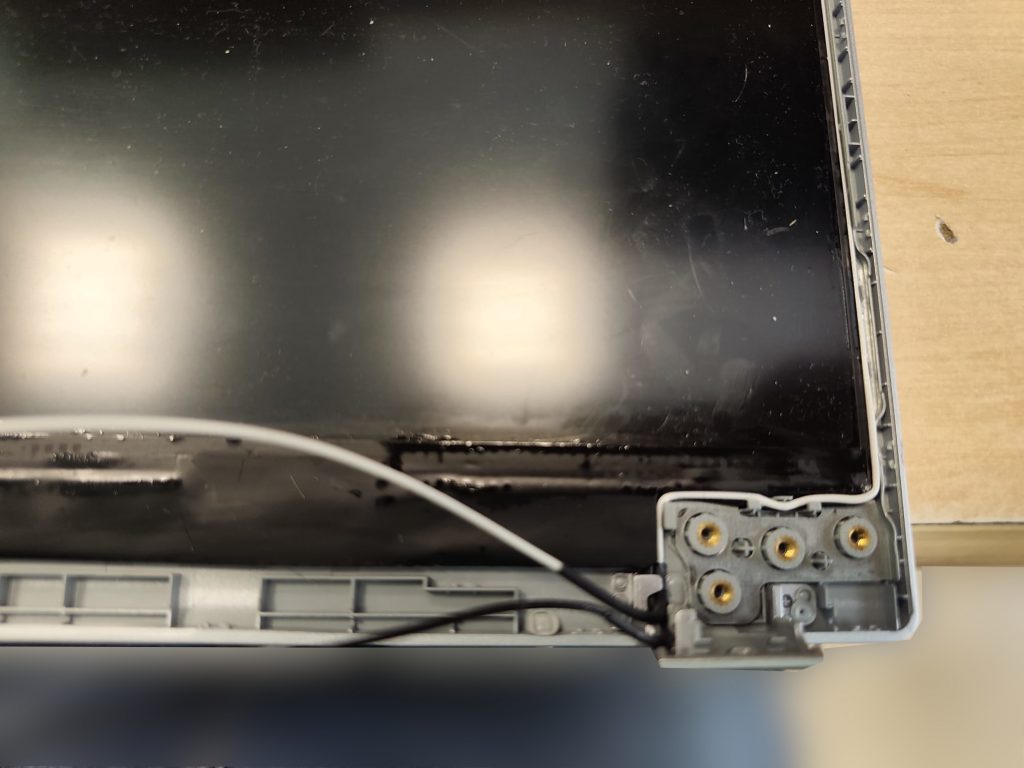 Rutas de cables de antena Wi-Fi y puntos de anclaje de bisagra derecha en Acer A315-24P.