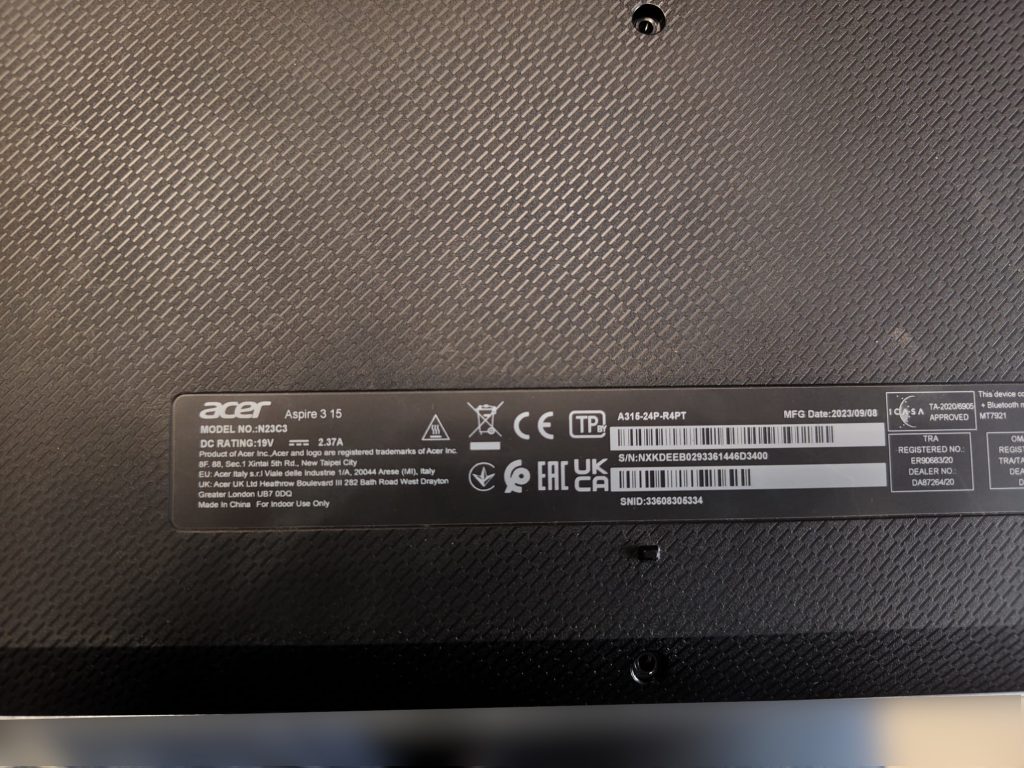 Etiqueta de especificaciones del modelo Acer Aspire 3 15 serie A315-24P-R4PT.
