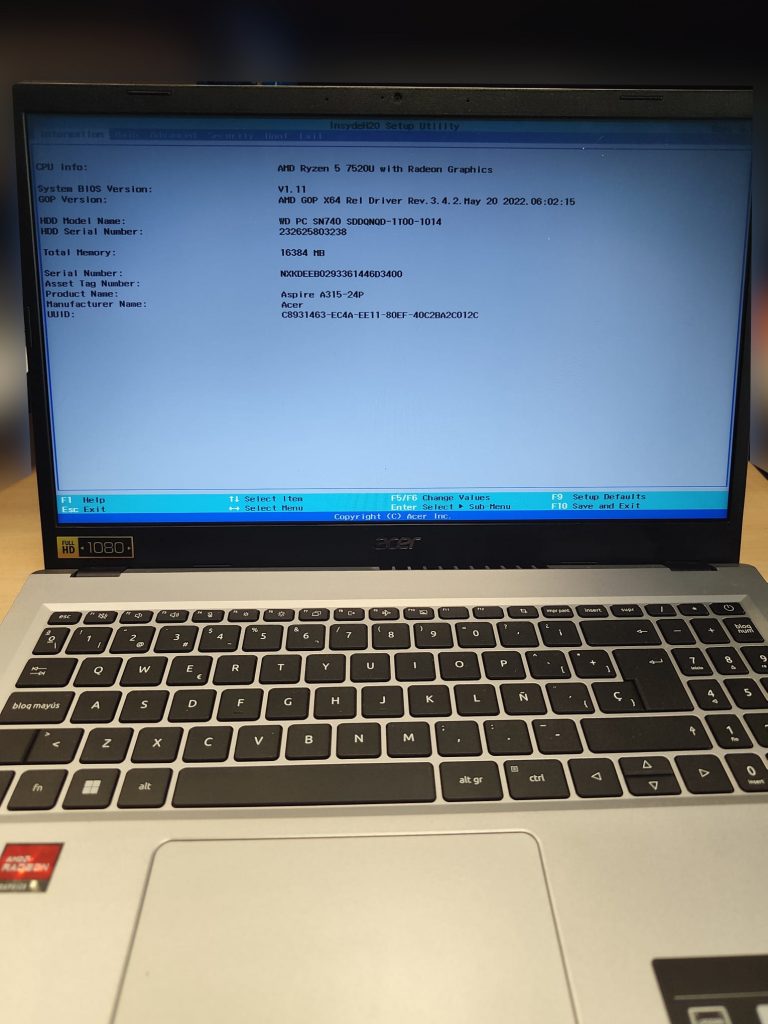 Resultado final: Acer Aspire 3 15 encendida y funcional tras cambio de tapa y ajuste de bisagras.