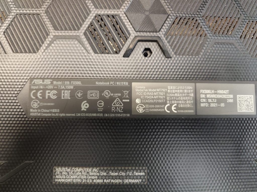 Identificación de modelo ASUS Notebook PC FX506L en la tapa inferior.