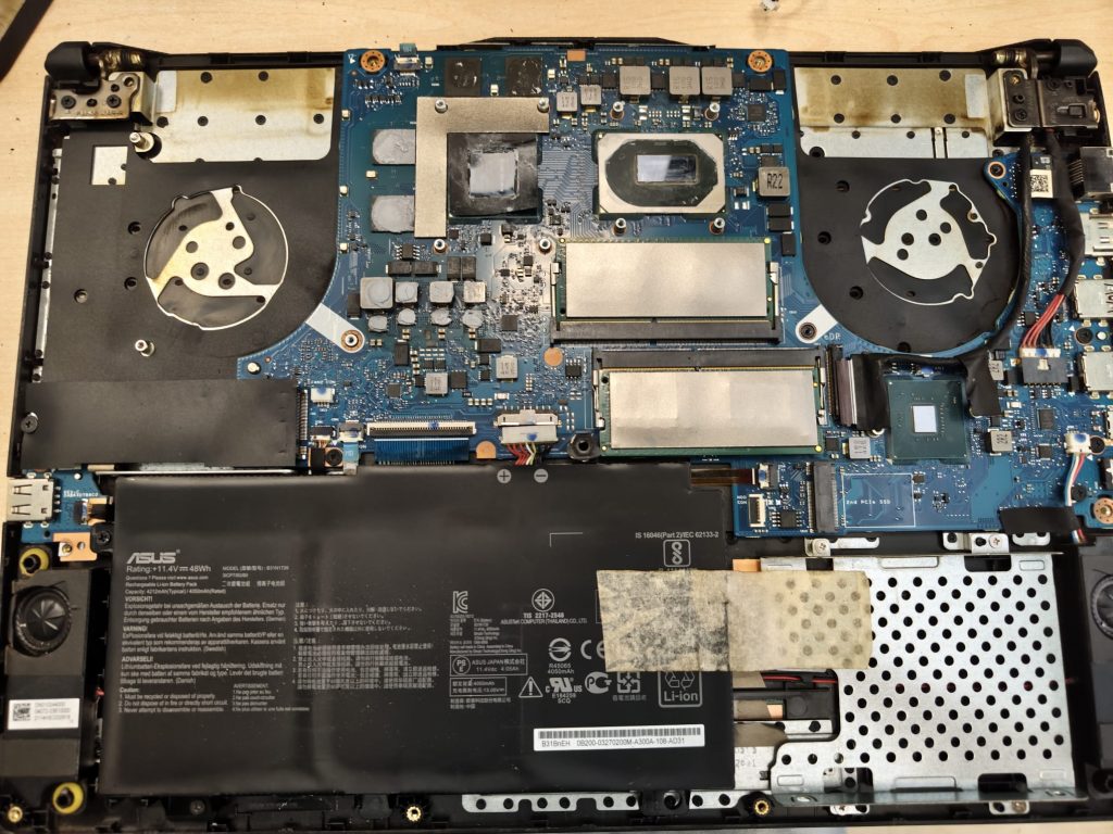 Componentes internos de laptop ASUS FX506L sin el sistema de disipación durante mantenimiento.