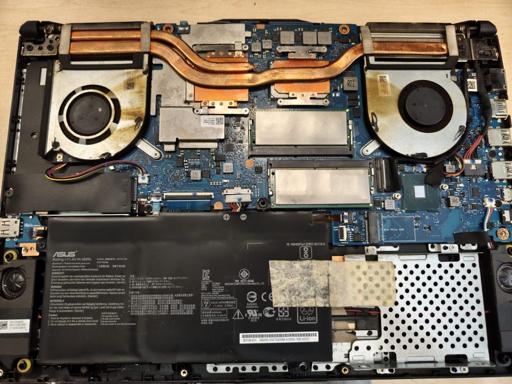 Heatpipes de cobre y ventiladores reinstalados tras mantenimiento en ASUS TUF F15.