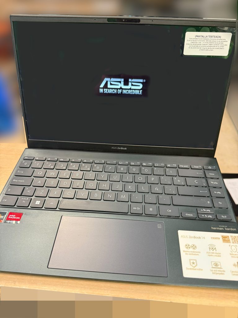 Laptop Asus ZenBook 14 encendida mostrando el logo de Asus tras el cambio de pantalla.