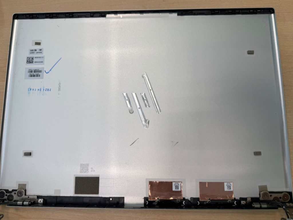 Estructura interna de la tapa de aluminio de la pantalla HP ENVY 16.