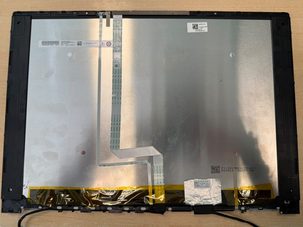 Detalle de los cables flex y circuitería sensible del panel OLED de HP.