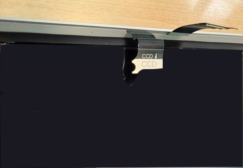 Detalle del conector CCD para la cámara web y sensores en el borde de la pantalla.