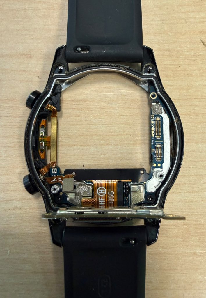Detalle del chasis interno del Huawei Watch GT 2 resaltando los puertos de conexión para los cables flex.