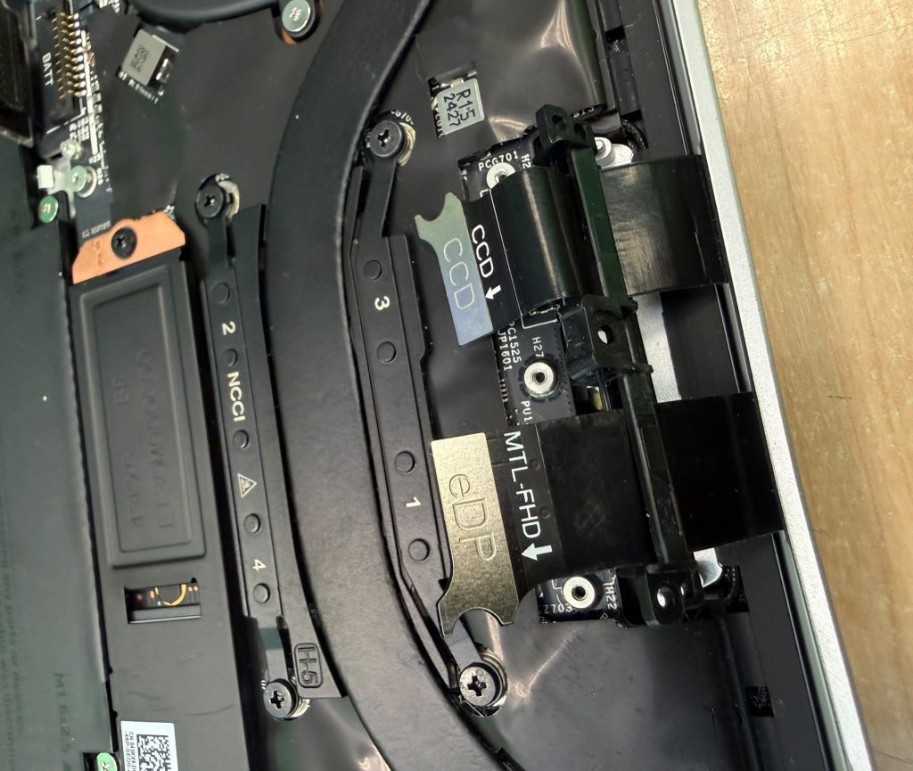 Cables eDP y CCD conectados correctamente a la placa base del Dell XPS 13 Plus.