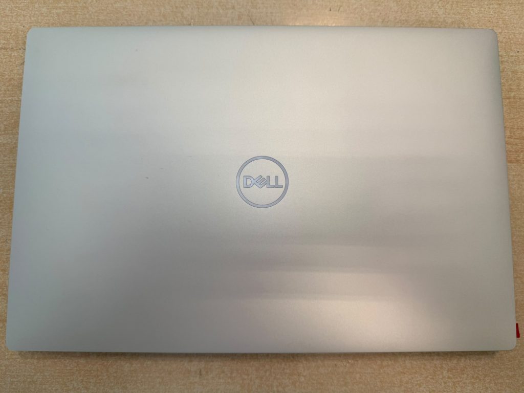 Vista superior de la carcasa de aluminio de un portátil Dell XPS 13 Plus.