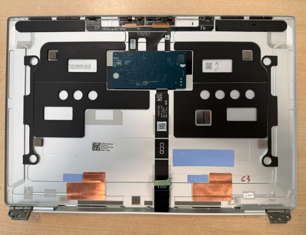 Chasis del teclado sin pantalla, mostrando la estructura interna y conectores de video.