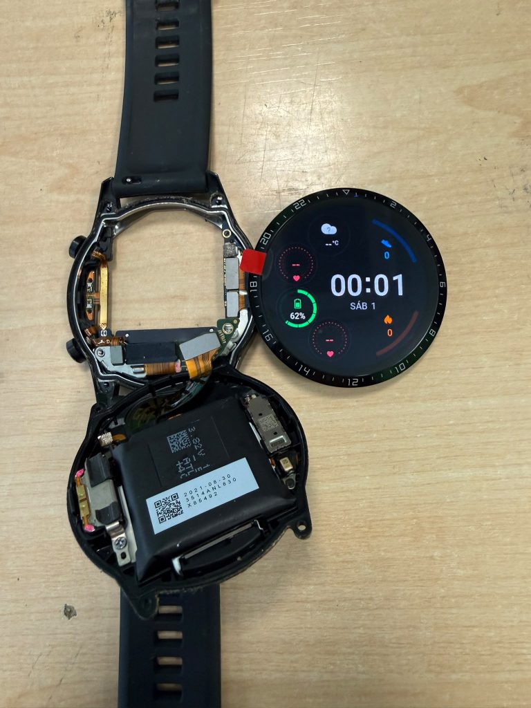 Smartwatch Huawei Watch GT 2 abierto mostrando la batería interna y el nuevo módulo de pantalla.