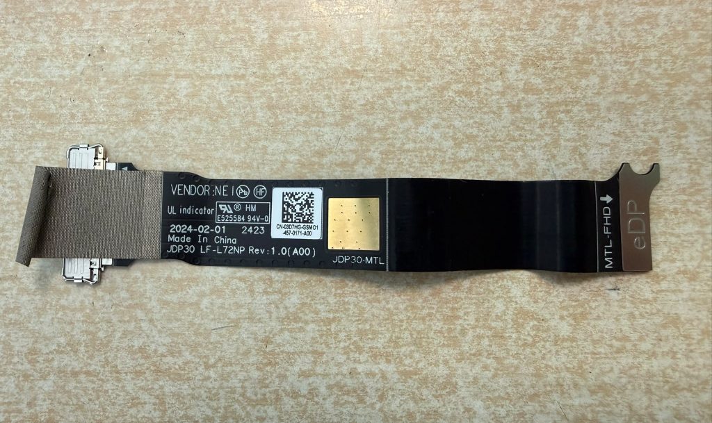 Primer plano del cable flexible eDP (Embedded DisplayPort) de una laptop Dell.