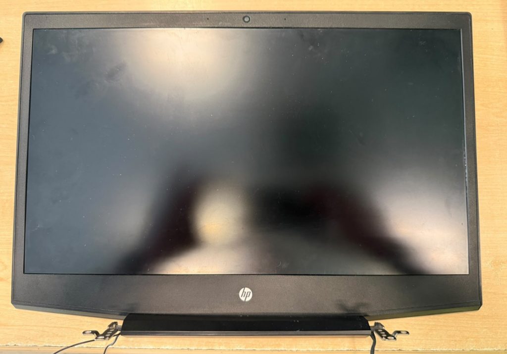 Panel LCD montado con bisagras nuevas sobre la tapa trasera de HP Pavilion Gaming.