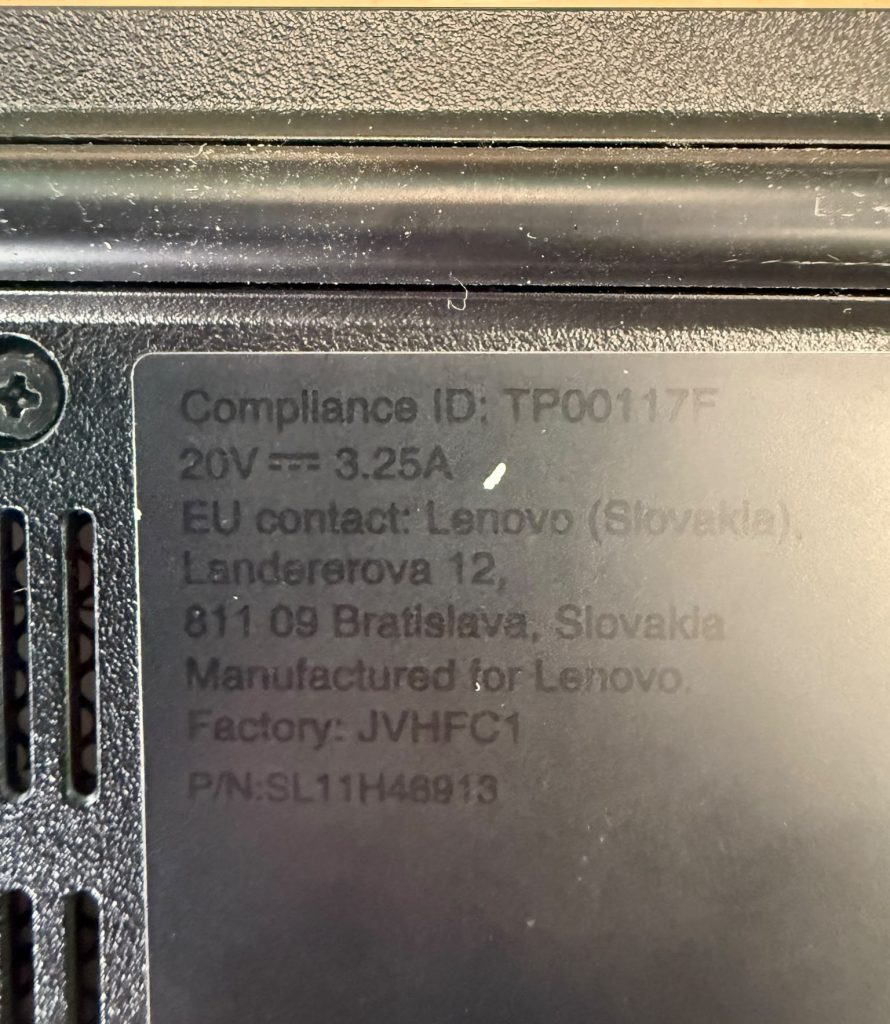 Etiqueta de información técnica y voltaje (20V 3.25A) de la Lenovo ThinkPad E15.