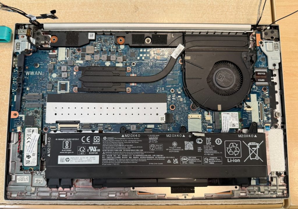 Vista interna de HP EliteBook 850 G7 mostrando batería, ventilador y placa base.