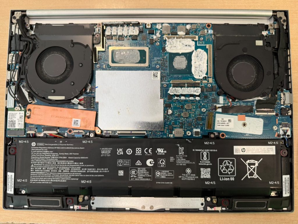 Vista detallada de la placa base de HP ENVY 16 sin disipador mostrando CPU y GPU.