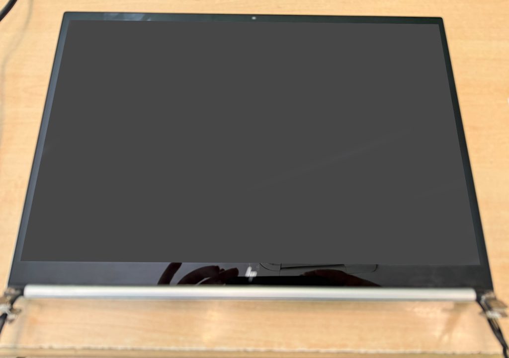 Síntoma inicial: Portátil HP ENVY con pantalla OLED negra sin dar imagen.
