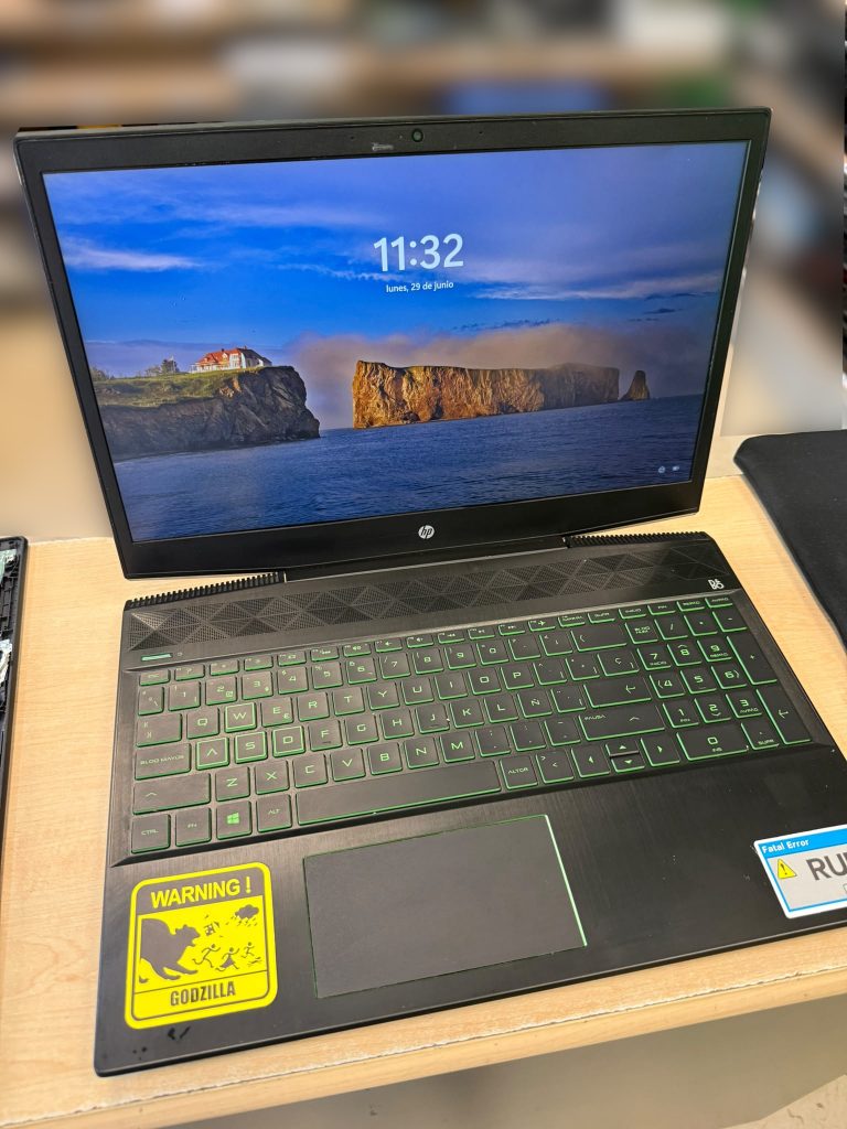 Portátil HP Pavilion Gaming 15-cx0002ns reparada y funcionando con la pantalla operativa.