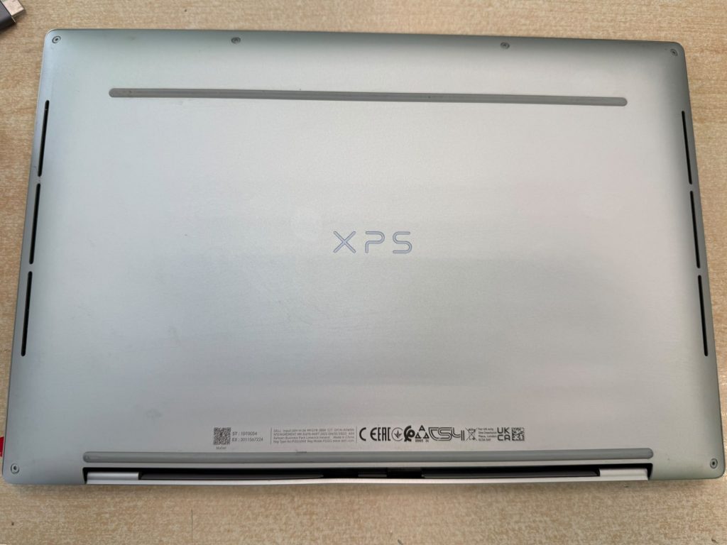Parte inferior del equipo mostrando el grabado XPS y etiqueta de modelo P151G.
