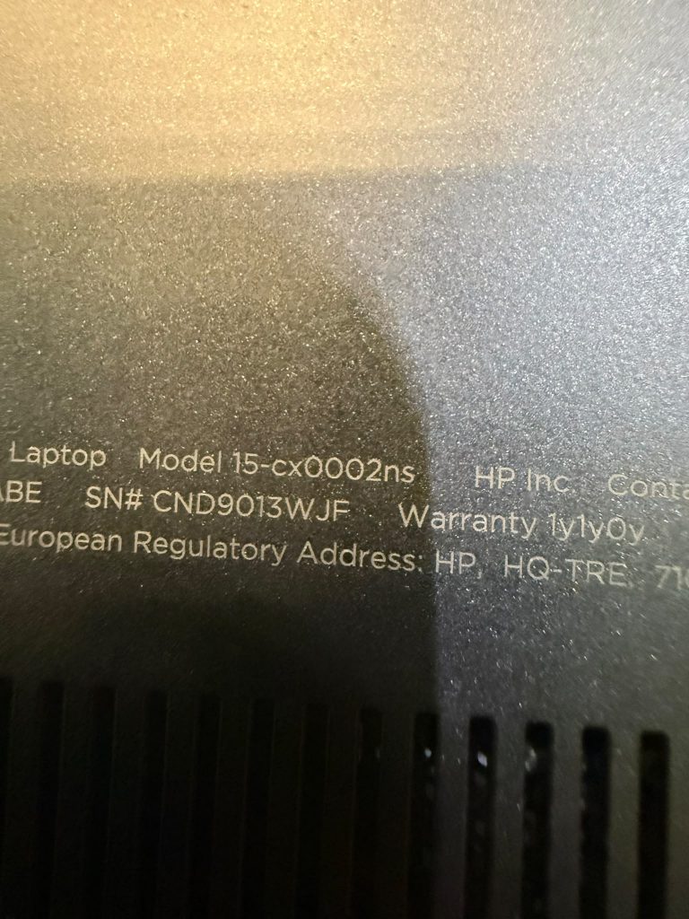 Etiqueta de identificación de modelo HP Pavilion Gaming Laptop 15-cx0002ns y número de serie.