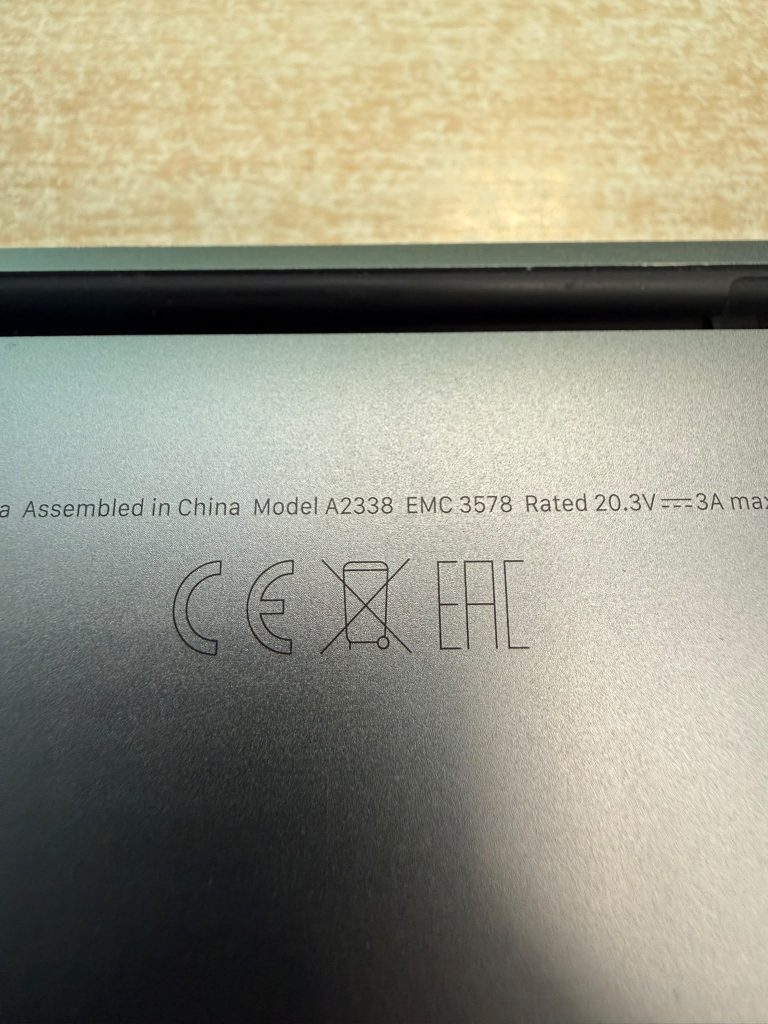 Primer plano del número de modelo A2338 grabado en el chasis de la MacBook.
