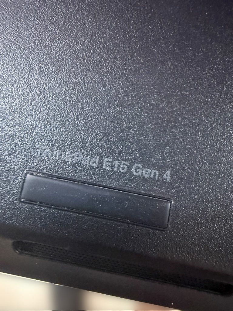 Primer plano del grabado del modelo ThinkPad E15 Gen 4 en el chasis de la laptop.