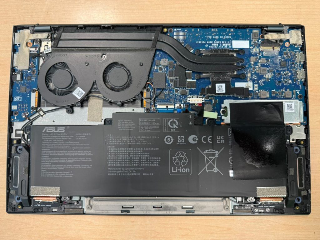 Vista interna de los componentes, placa base y batería de un Asus ZenBook 14 UM425Q.