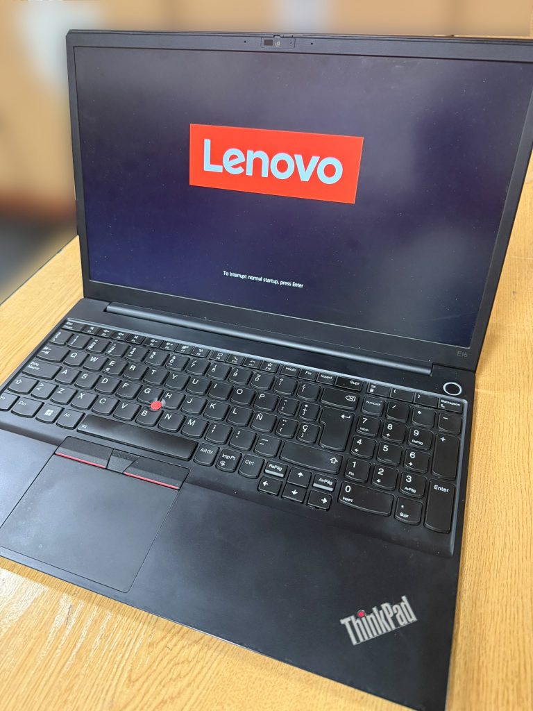 Laptop Lenovo ThinkPad E15 Gen 4 encendiendo correctamente mostrando el logo de inicio.
