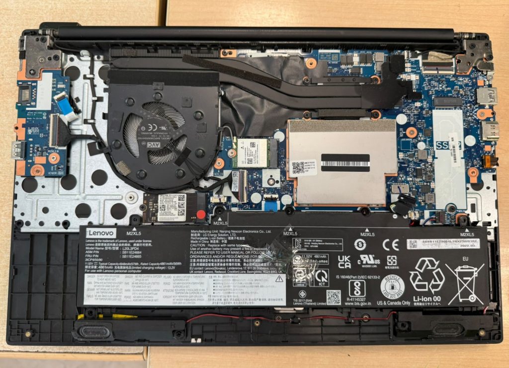Vista completa de los componentes internos de una Lenovo ThinkPad E15 Gen 4 abierta.