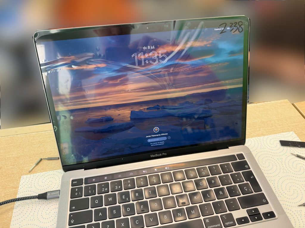 MacBook Pro A2338 encendida y funcionando tras el cambio exitoso de pantalla.