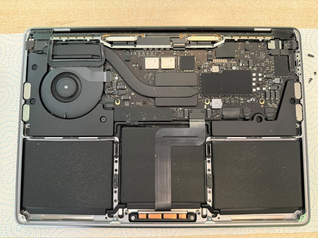 Vista superior del hardware interno de una MacBook Pro A2338 sin la tapa trasera.