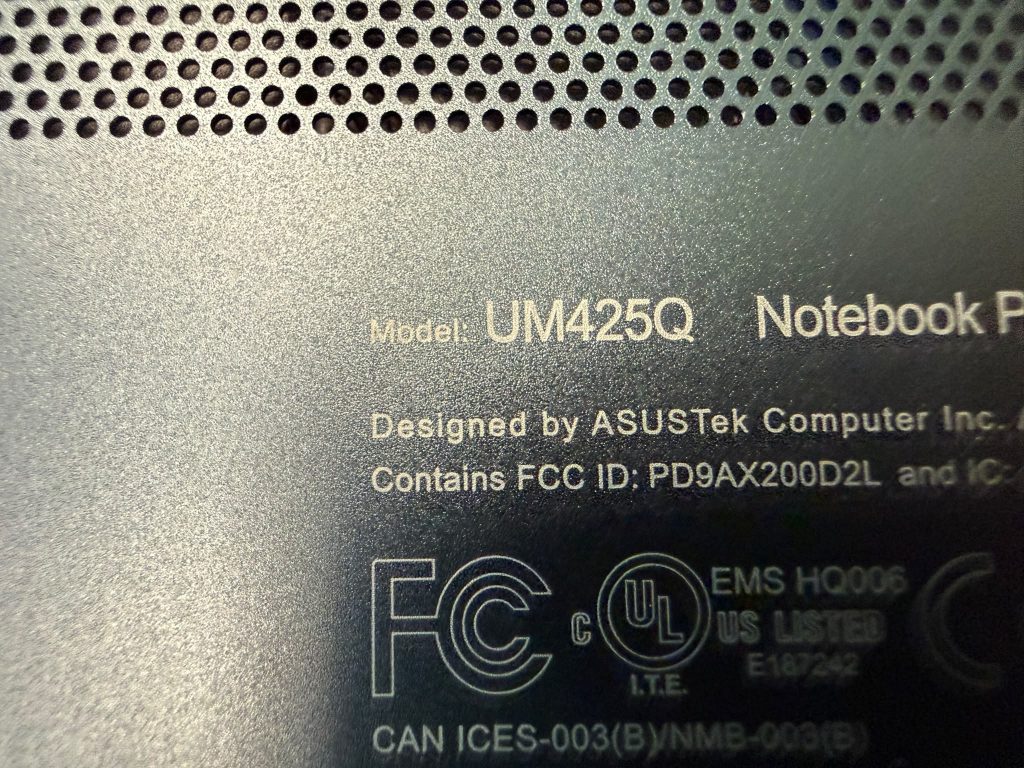 Detalle del grabado láser en la carcasa inferior confirmando el modelo Asus UM425Q.