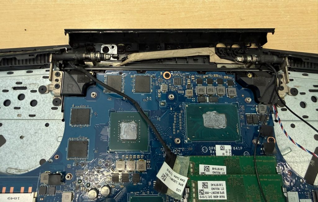 ista superior de la placa base de HP Pavilion Gaming 15-cx con disipadores retirados.