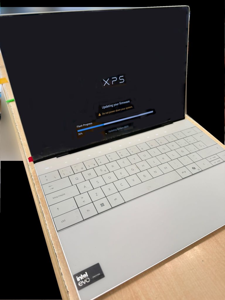 Pantalla encendida mostrando proceso de actualización de firmware tras el cambio.