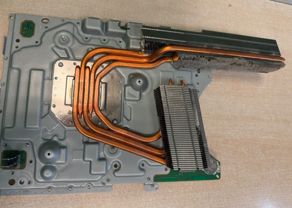 Bloque disipador de PS5 Slim con excesiva acumulación de pelusa y polvo