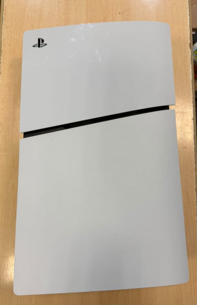 Vista exterior de consola PlayStation 5 Slim modelo CFI-2016 para reparación.
