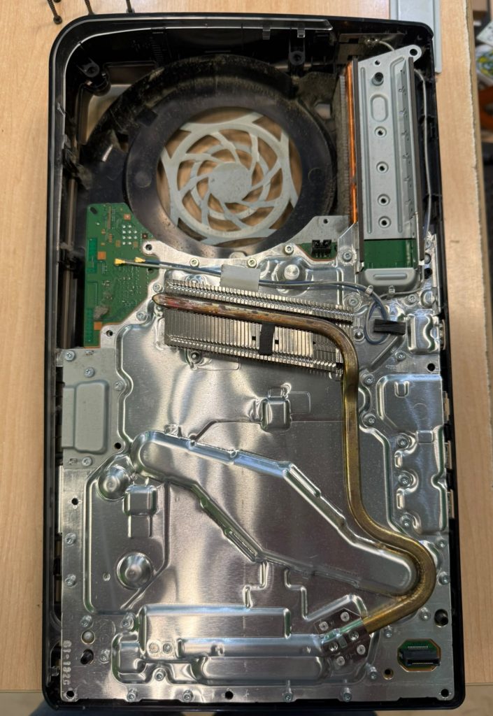 Estructura interna y tuberías de calor de la PS5 Slim desmontada.