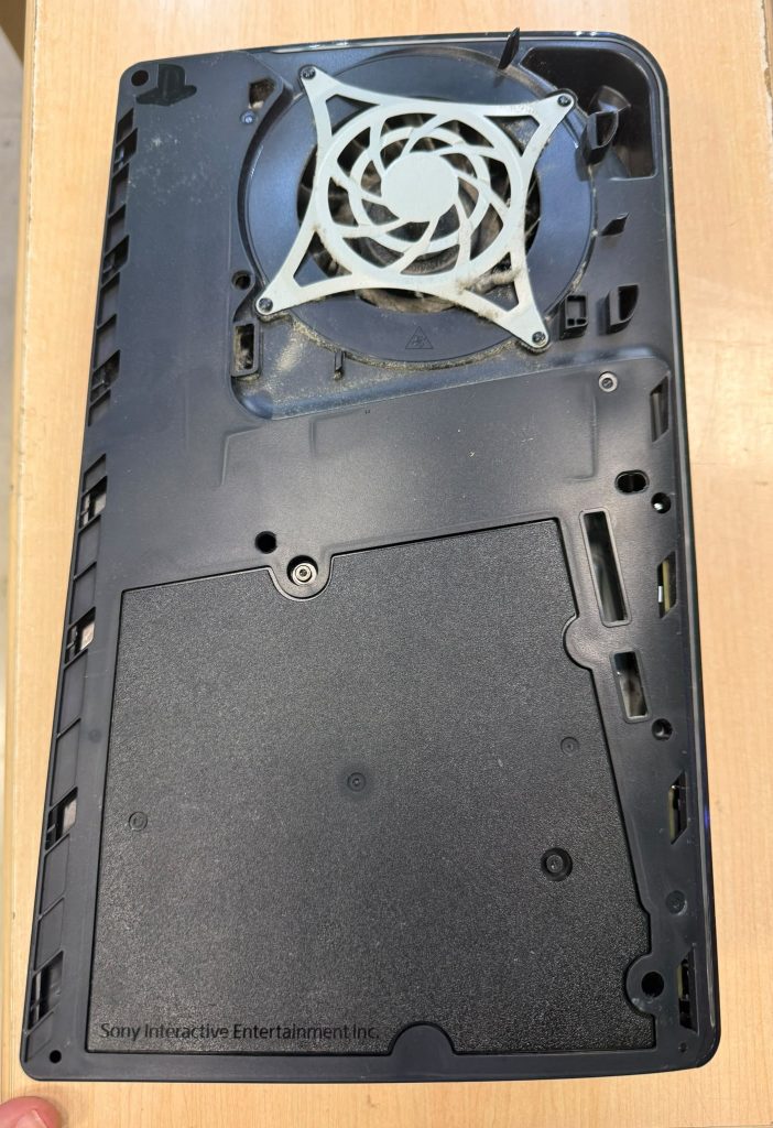 Desensamble inicial de PS5 Slim mostrando el área del ventilador.