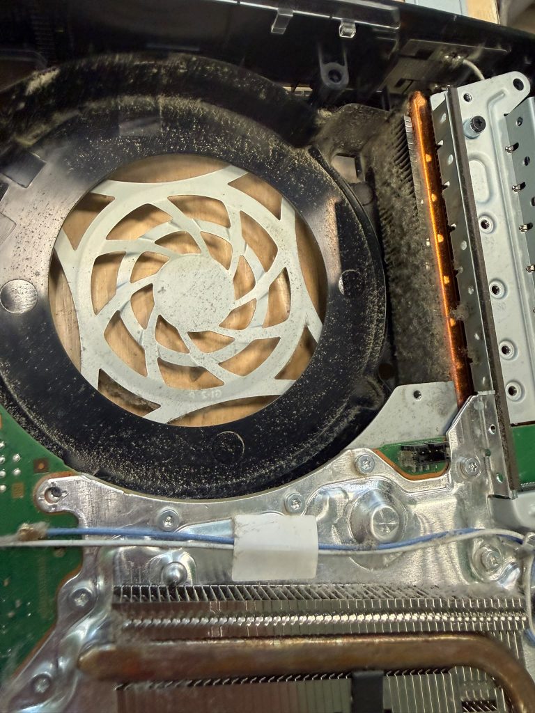 Detalle de las rejillas del disipador de PS5 Slim bloqueadas por suciedad.