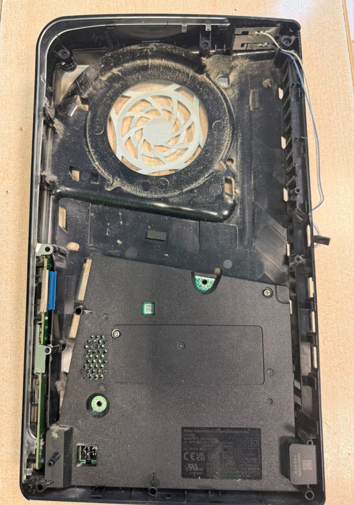 Lado inferior del chasis de PS5 Slim mostrando la fuente de alimentación.