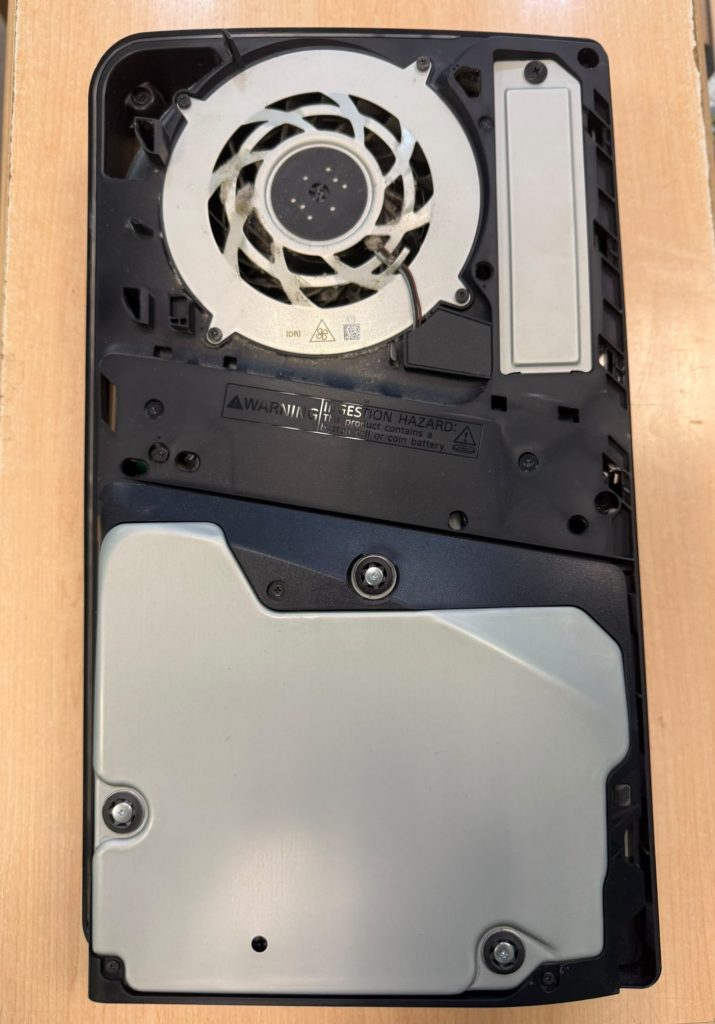 Vista interna de PS5 Slim del lado de la unidad de disco óptico.