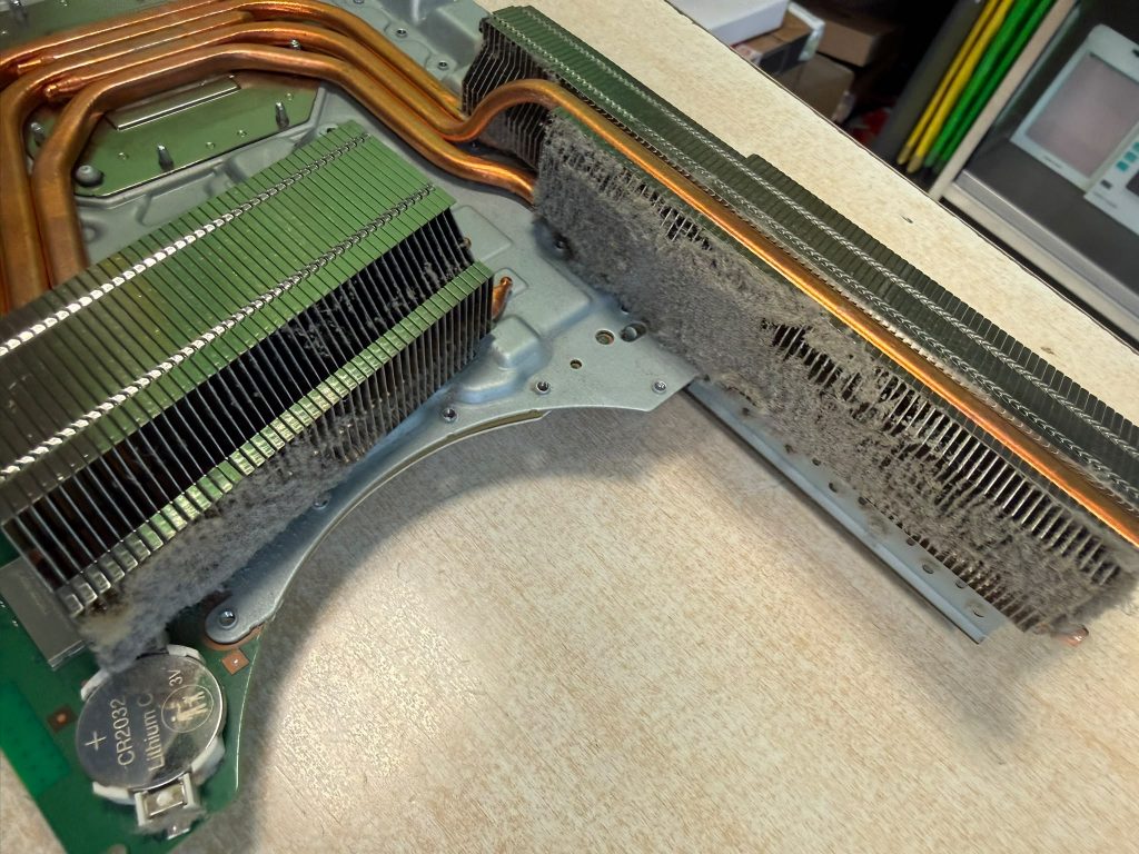 Primer plano de "muro de polvo" que impide la salida de aire en PS5 Slim.