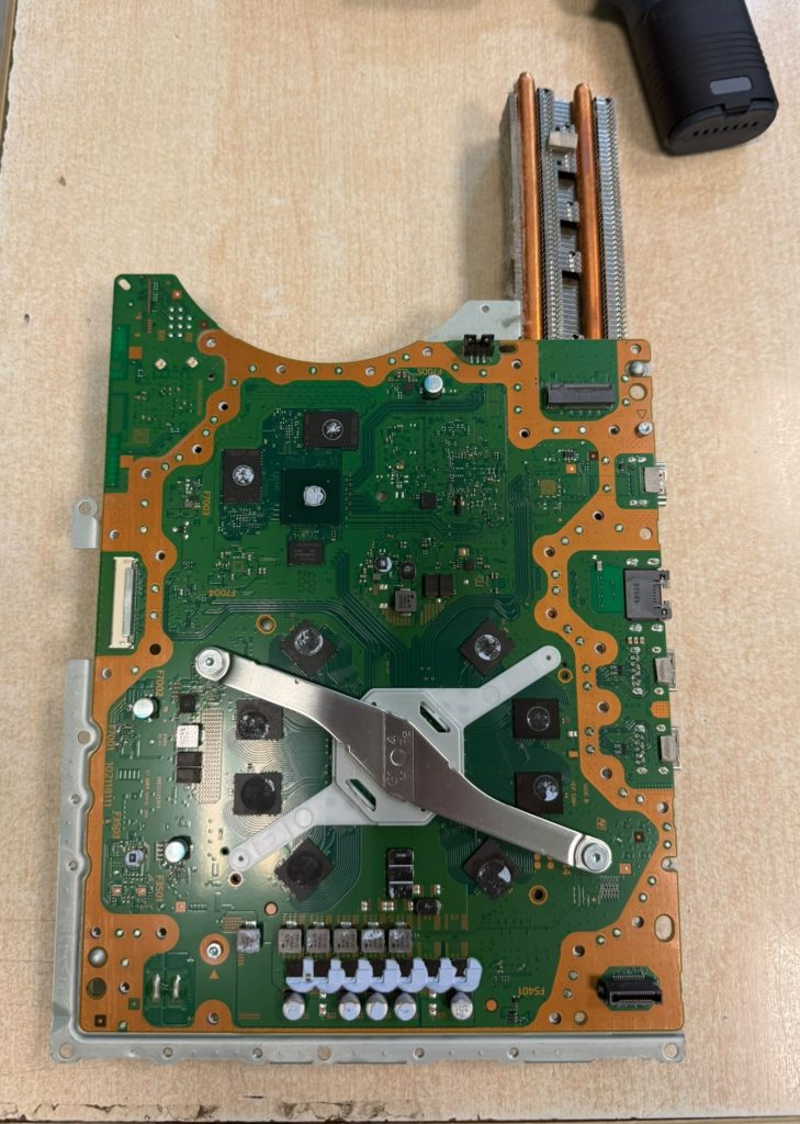 Placa base (motherboard) de PS5 Slim extraída para mantenimiento.