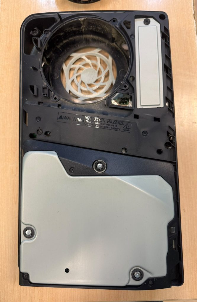 Acumulación de polvo en el compartimento del ventilador de PS5 Slim.