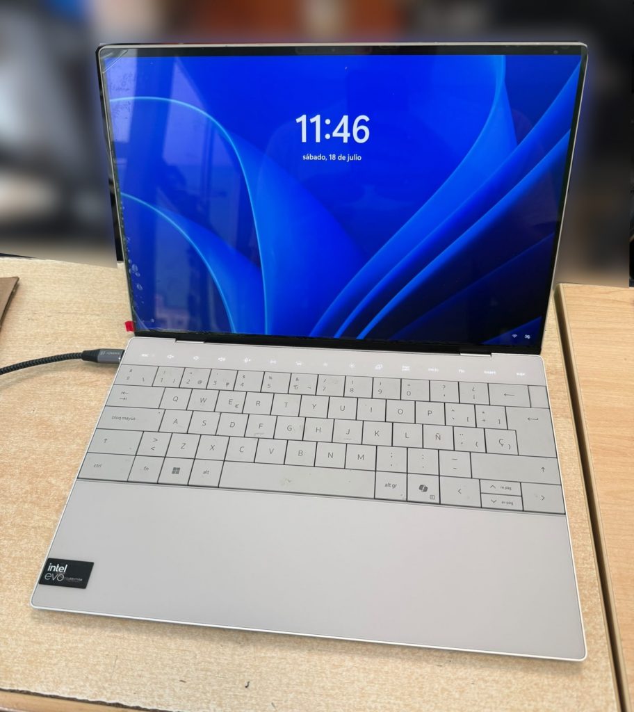 Laptop Dell XPS 13 Plus funcionando correctamente con Windows 11 tras la reparación.